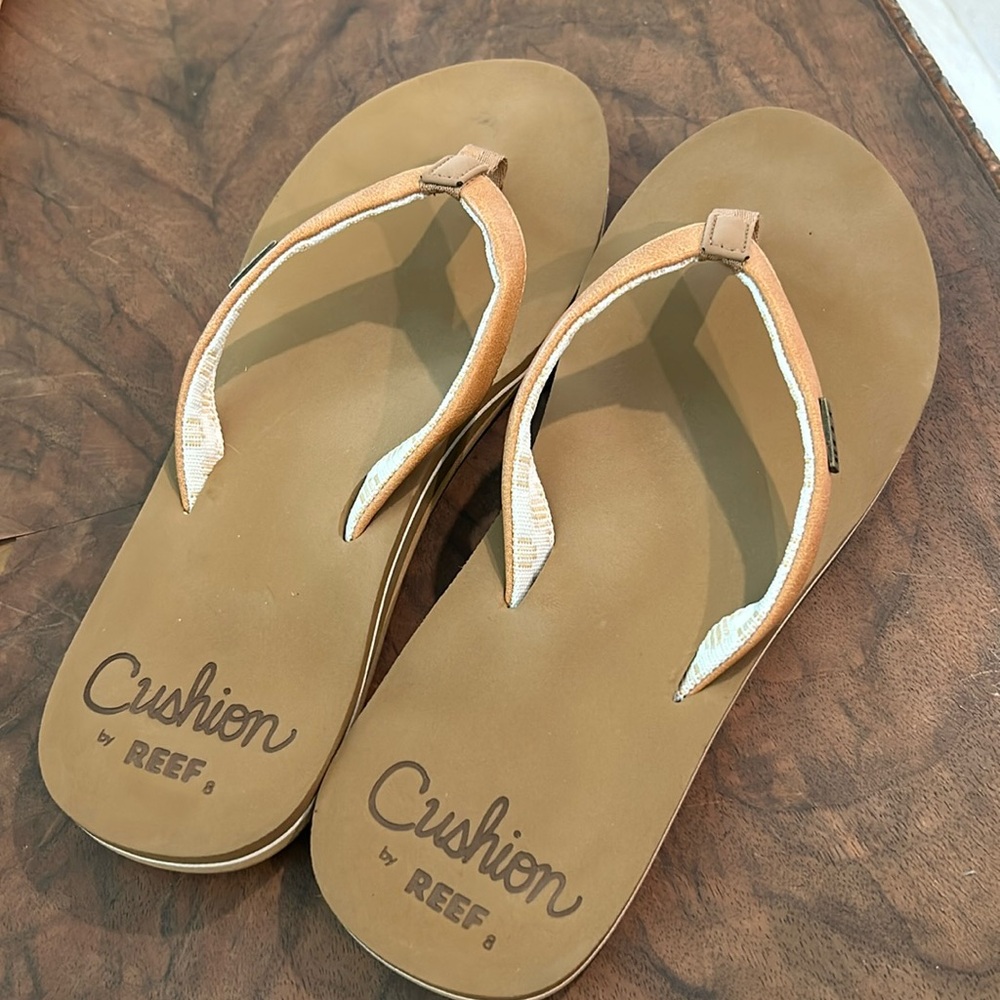 Great condition reef cushion flops